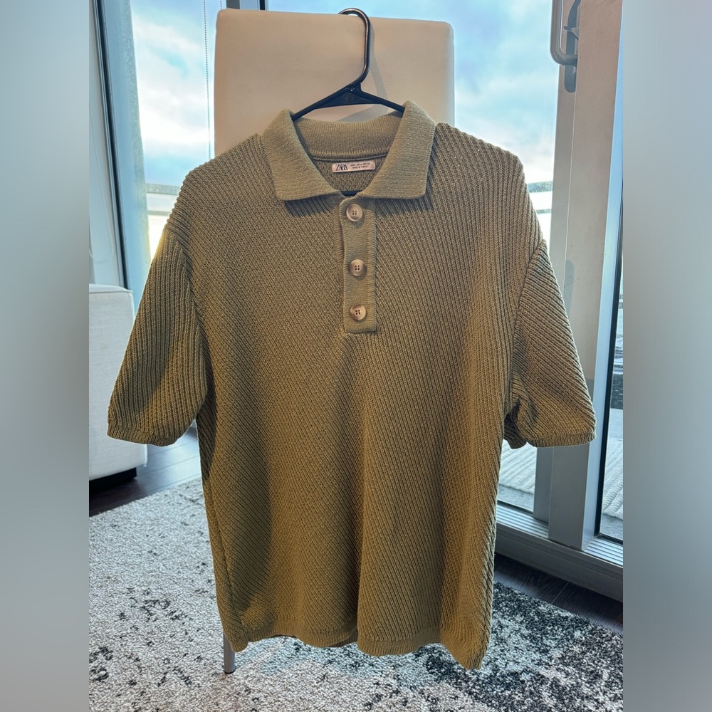 Men’s khaki green knit shirt